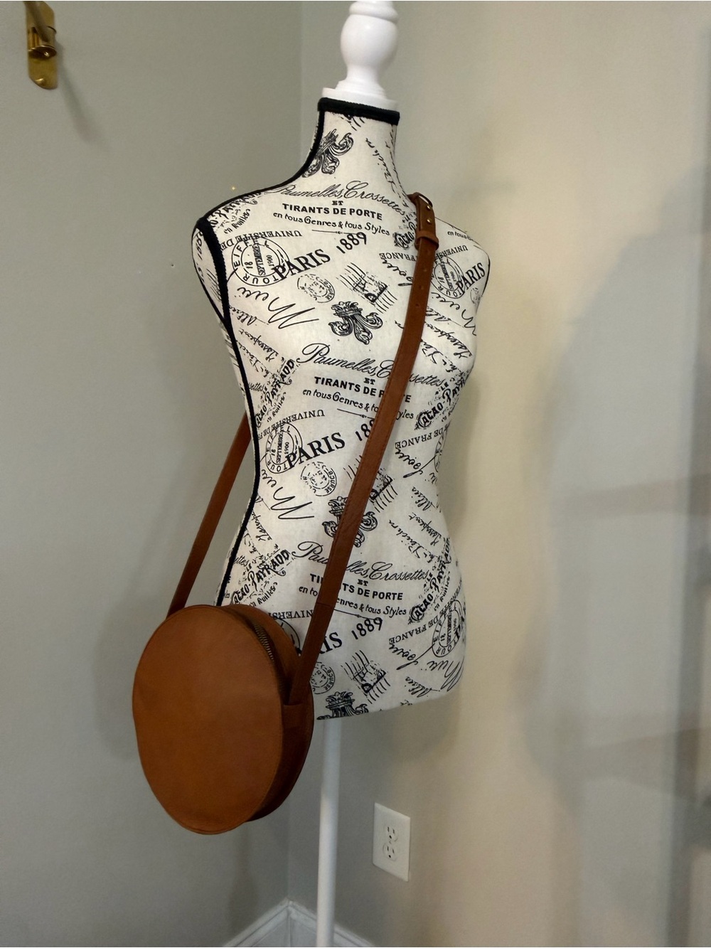 Madewell Round Crossbody Bag in Cognac Brown - Picture 3 of 10